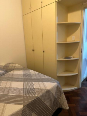 Apartamento mobiliado com dois quartos e dois banheiros no Leme